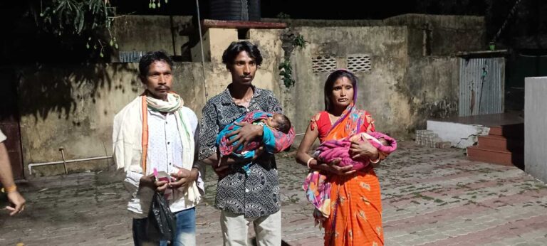 दूधमुंही बच्चियों को छोड़ मायके गयी मां, पुलिस की लेनी पड़ी मदद