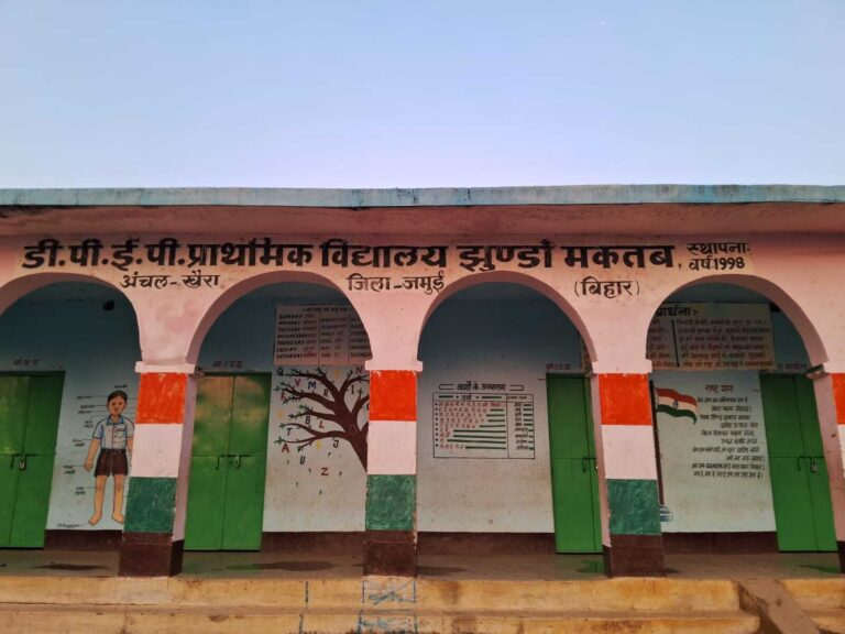 मकतब में गड़बड़ी का आरोप, ग्रामीणों ने की प्रभारी के तबादले की मांग