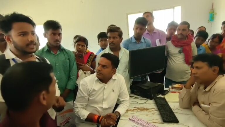 मंत्री के हाथों उद्घाटन वाला स्कूल घिरा विवाद में, नामांकन नहीं होने पर छात्रों का हंगामा