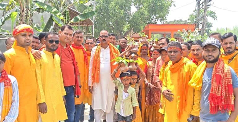 अखंड हरिनाम संकीर्तन को निकाली भव्य कलशयात्रा