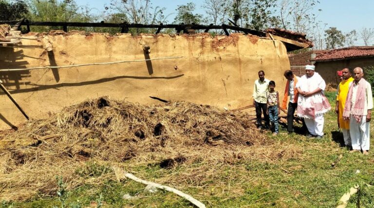 आग में खपरैल घर समेत 70 हजार की संपत्ति खाक