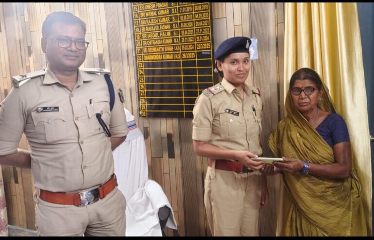 गुम हुए मोबाइल मिलने से खिले चेहरे