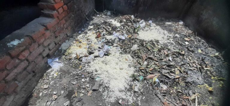खराब भोजन मिलने से नाराज बच्चों ने फेंका मिड-डे मिल