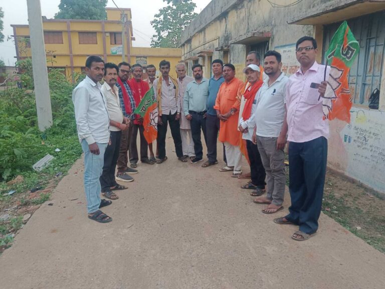 सम्राट चौधरी के सीएम बनने पर भाजपाइयों ने बांटी मिठाई