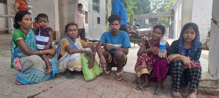 ओवरलोड ट्रैक्टर पलटने से चालक दबा, अस्पताल में दम तोड़ा
