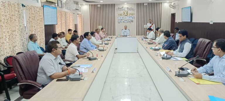 विकासात्मक योजनाओं के नियमित समीक्षा के साथ अधिकारी करें स्थल निरीक्षण :  आयुक्त