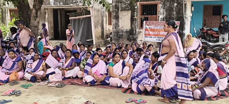 नौ माह से लंबित प्रोत्साहन राशि की मांग के ले आशा ने किया धरना-प्रदर्शन