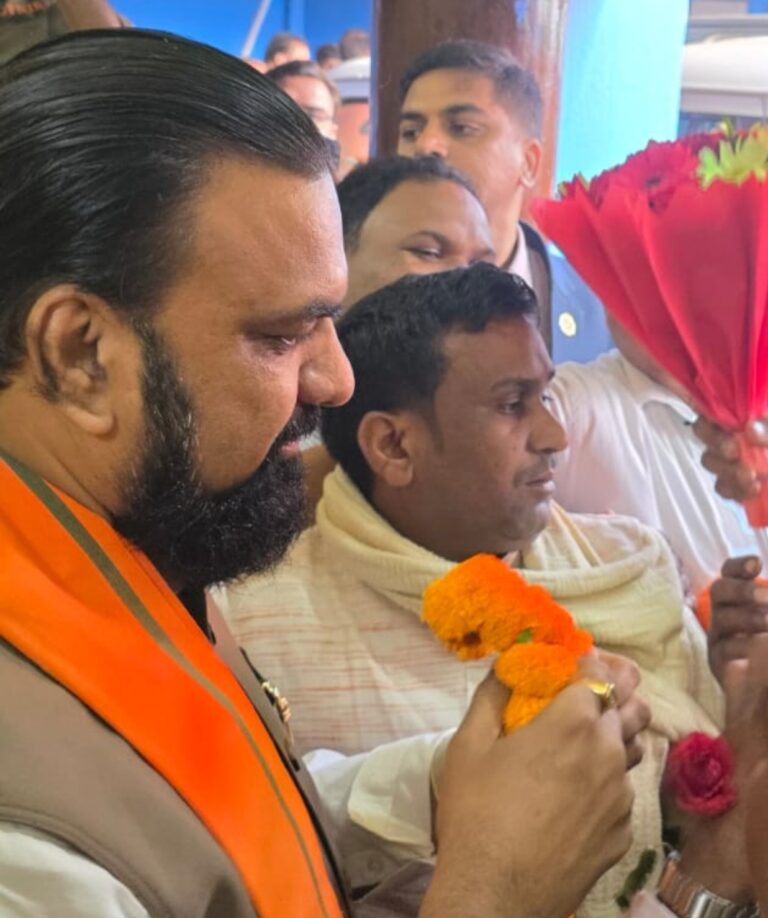 सीएम से मिले अयोध्या मंडल, दी बधाई