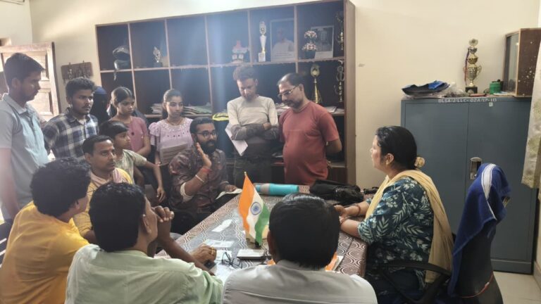 नवम कक्षा में नामांकन नहीं होने पर छात्राओं ने किया प्रदर्शन