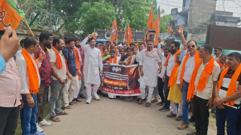 भाजपाइयों ने बिजली ऑफिस को घेरा, कटौती का किया विरोध