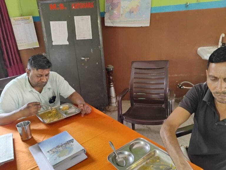 एमडीएम डीपीओ ने बच्चों संग चखा मध्याह्न भोजन का स्वाद