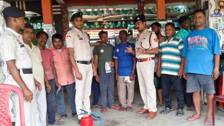 मीरगंज में मॉक ड्रिल कर ग्रामीणों को बताए गये अगलगी से बचाव के उपाय