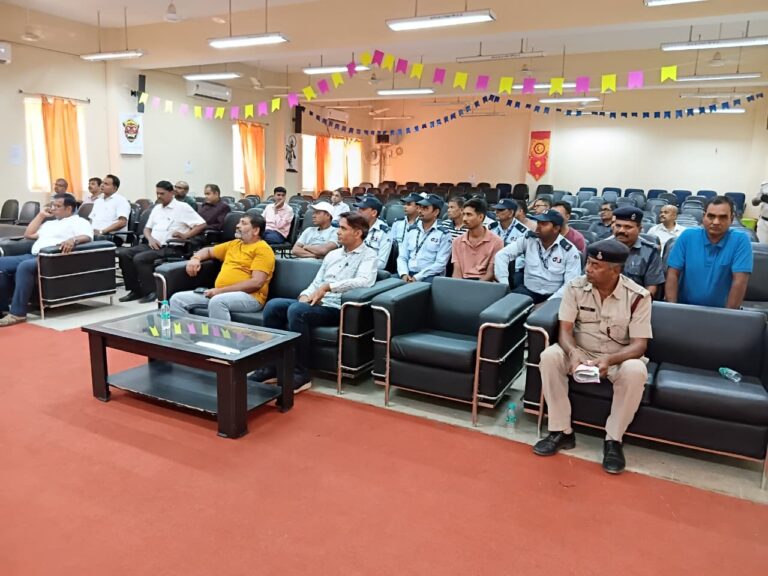 लाइव डेमो से छात्रों को मिली आग बुझाने और सुरक्षित निकासी की जानकारी