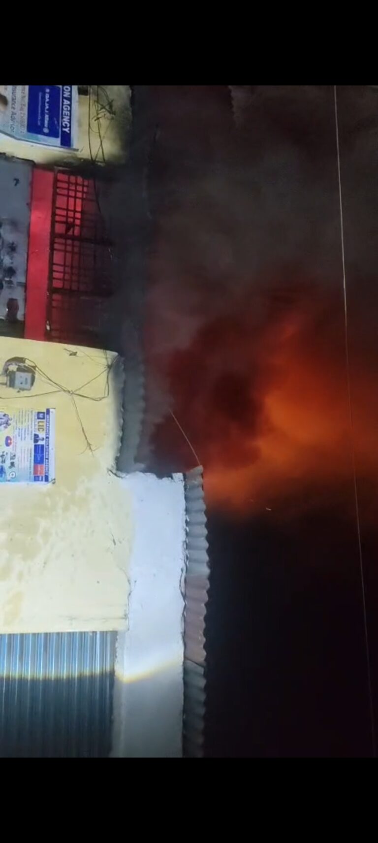 शॉर्ट सर्किट से फर्नीचर दुकान में लगी आग, लाखों का सामान खाक