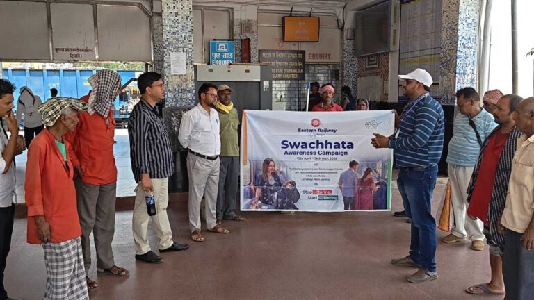 स्टेशन पर कूड़ा फेंकने के लिए डस्टबिन का उपयोग करें