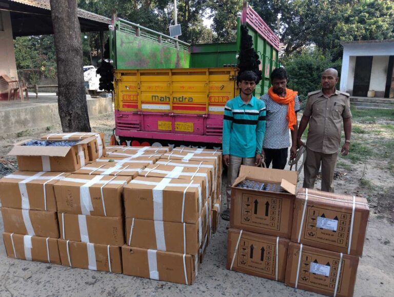 पिकअप से 47 कार्टन कोडिन कफ सीरप बरामद, दो गिरफ्तार