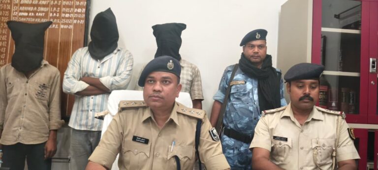 लूट का ऑटो बरामद, हथियार के साथ एक नाबालिग सहित चार गिरफ्तार