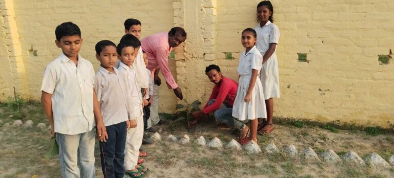 स्कूली बच्चों ने पौधारोपण कर मनाया पृथ्वी दिवस