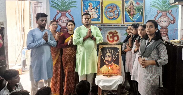 विभिन्न विद्यालयों में उल्लास के साथ मनाई गयी बाबू वीर कुंवर सिंह की जयंती