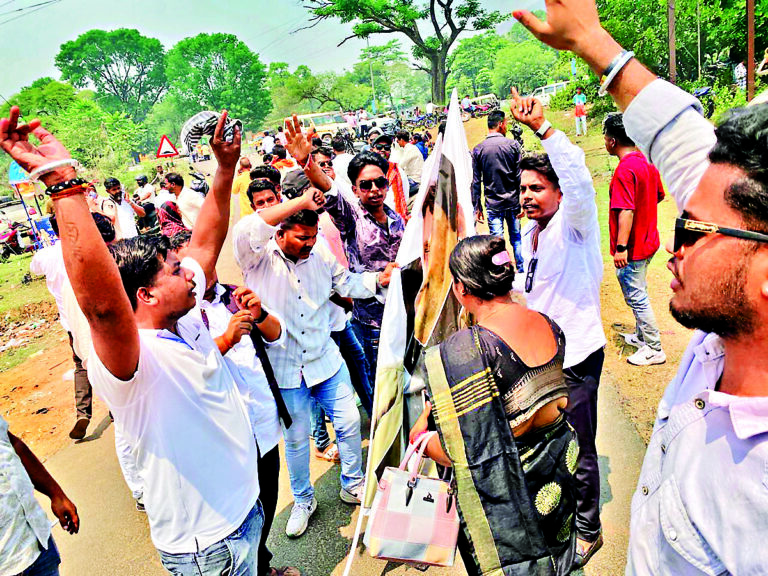 Rourkela News: भाजपा महिला व युवा मोर्चा ने घेरा कांग्रेस कार्यालय, राहुल गांधी का पोस्टर फाड़ा
