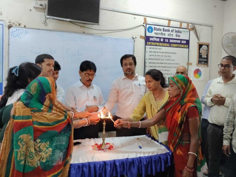 एसबीआई आरसेटी में पशुपालन विभाग  के  35 अभ्यर्थियों को बकरी पालन का दिया प्रशिक्षण
