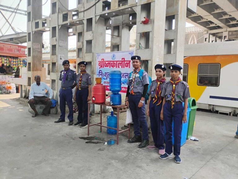 स्काउट-गाइड का सेवा शिविर, यात्रियों को पिलाया पेयजल