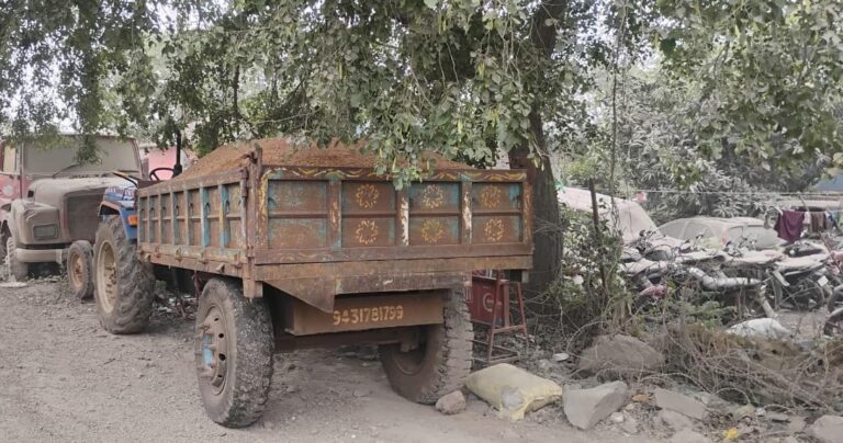 कागजात के अभाव में बालू लदा ट्रैक्टर जब्त