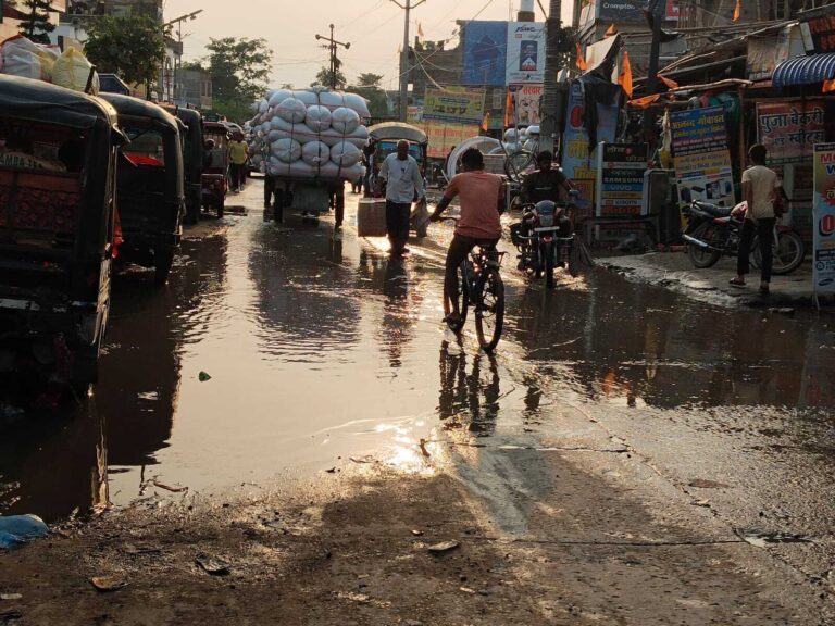 नाला निर्माण के बाद भी जल निकासी नहीं, फलका-गेड़ाबाड़ी मार्ग बना तालाब