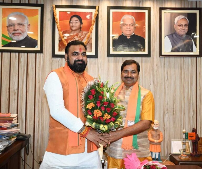 आदर्श मुखिया ऑफ बिहार के जिलाध्यक्ष दिगंबर मंडल ने सीएम से की मुलाकात