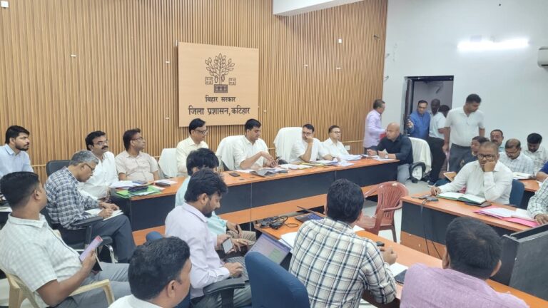 प्रगणक व पर्यवेक्षक घर-घर जाकर स्व गणना के लिये लोगों प्रेरित करें: डीएम