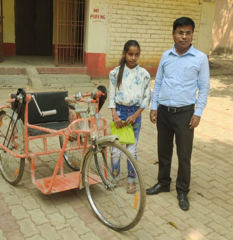 दिव्यांग छात्रा को मिली ट्राइसाइकिल, स्कूल जाने की राह हुई आसान