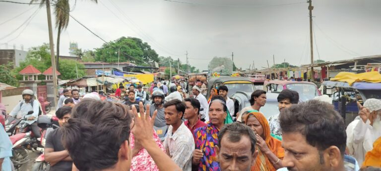 सीएसपी संचालक ने डकारे 269 खाताधारकों के 2.90 करोड़ रुपये, सड़क जाम व प्रदर्शन
