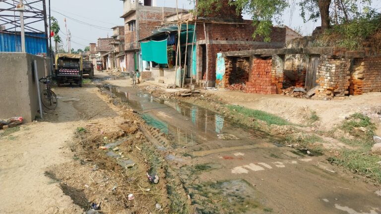 पांच महीने से स्कूल गेट पर बह रहा नाली का गंदा पानी, बच्चों की सेहत पर खतरा