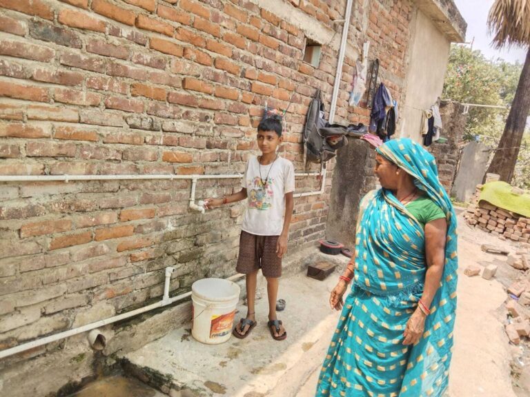 पानी के लिए हाहाकार, किऊल नदी में बालू खोदकर प्यास बुझा रहे लोग