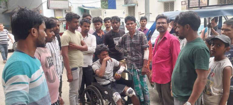 मोबाइल पर बात करते हुए चालक ने मारी ब्रेक, ई-रिक्शा पलटा, दो घायल