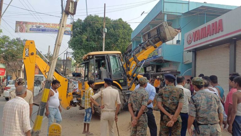 सड़क पर अतिक्रमण हटाने निकले निगमकर्मी, वसूला 14 हजार जुर्माना