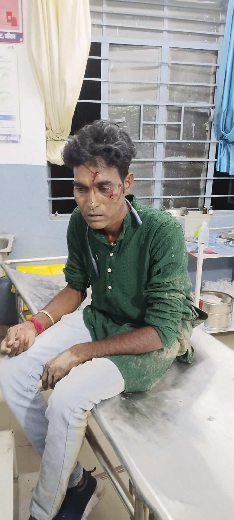 भेडामोड़ चौक के समीप तीन बाइकों की टक्कर में चालक जख्मी