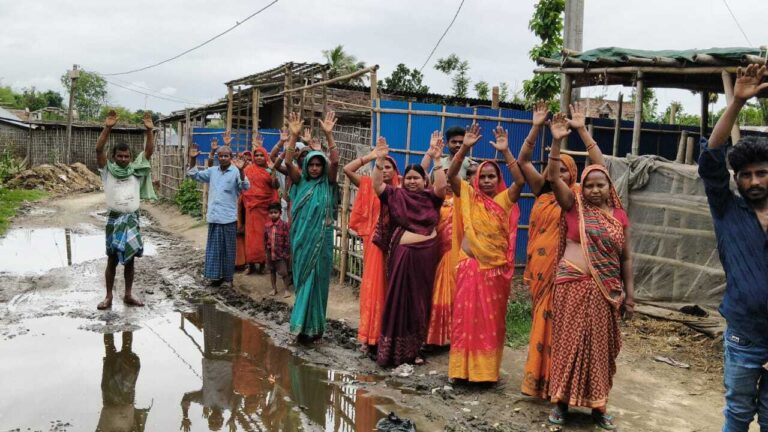 ARARIA एक परिवार ने सड़क निर्माण पर लगाई रोक, ग्रामीण ने किया प्रदर्शन