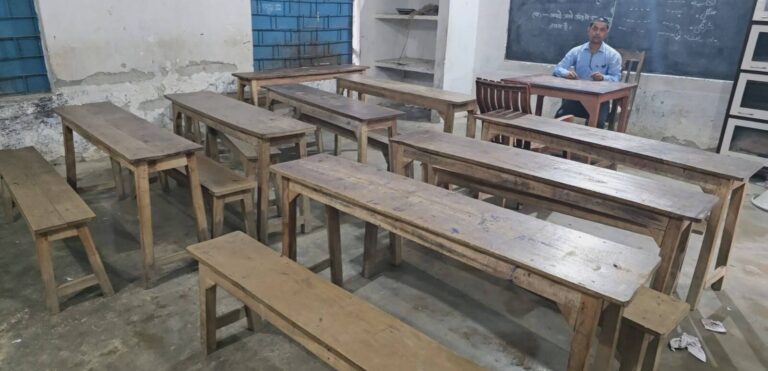 Katihar News : विद्यालय परेड होते ही तनावपूर्ण स्थिति उत्पन्न, अभिभावकों ने बच्चों को पढ़ाने से किया इंकार