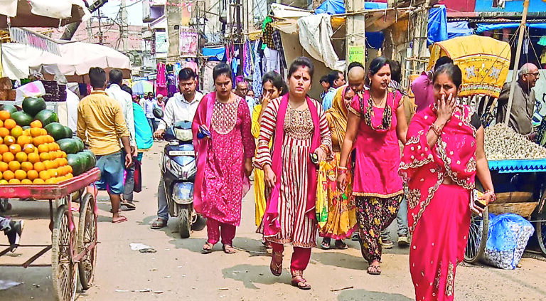 तापमान 37 डिग्री पहुंचा,  धूप और उमस से लोग बेहाल