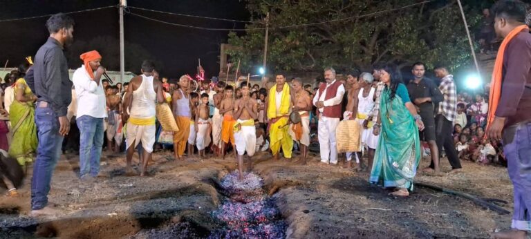 भोक्ताओं ने की फूलखूंदी, छऊ नृत्य ने मोहा मन