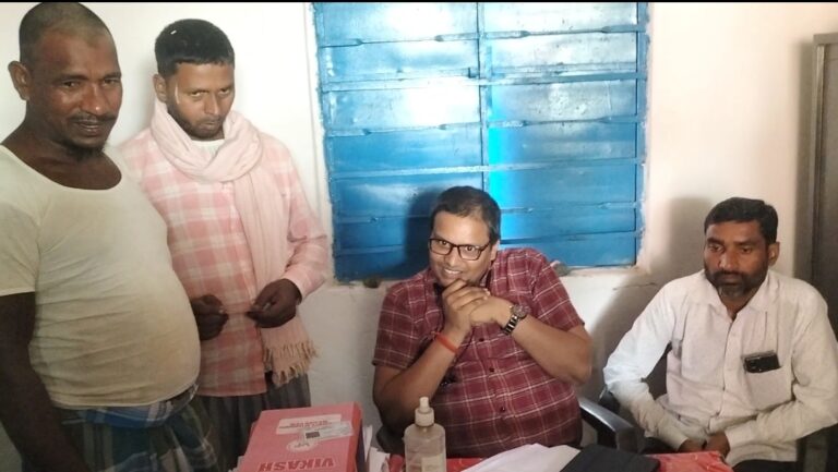 BANKA प्रभात खबर में मामला प्रकाशित होने के बाद शिक्षा विभाग एक्शन में, डीपीएम एमडीएम ने विद्यालय में की जांच