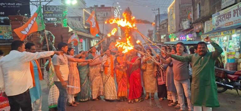 मशाल जुलूस निकालकर भाजपा महिला मोर्चा ने फूंका पुतला
