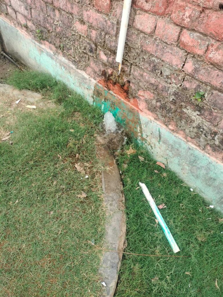 स्कूल में असमाजिक तत्वों का अड्डा, रसोई का समर्सिबल पाइप किया क्षतिग्रस्त