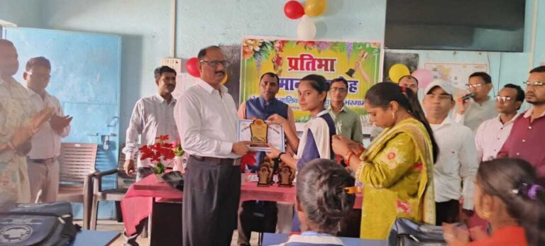 उवि में मेधावी छात्राओं काे किया सम्मानित