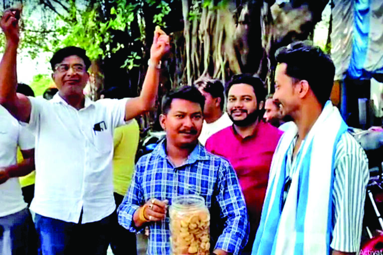 स्ट्रांग रूम पर मिठास संग डटे तृणमूलकर्मी