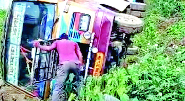 मतदान कर्मियों को छोड़कर जा रही यात्री बस पलटी, चालक घायल
