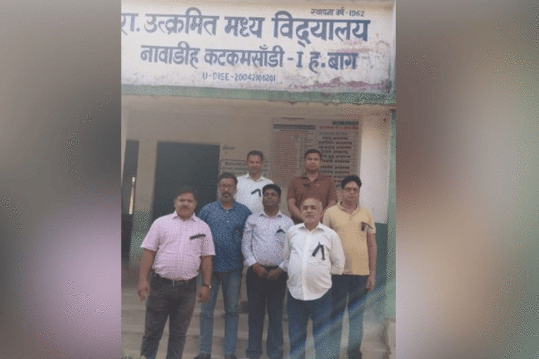 दो महीने से सैलरी बंद, काला बिल्ला लगाकर शिक्षकों ने जताया विरोध 