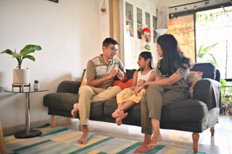 बच्चों को सही-गलत का फर्क सिखाने के लिए अपनाएं ये आसान तरीके, हर पैरेंट के लिए जरूरी गाइड