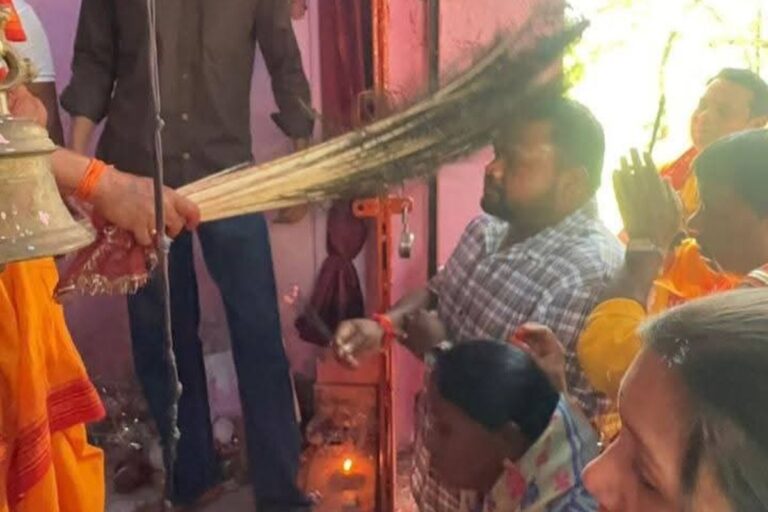 चक्रधरपुर मां पाउड़ी मंदिर में उमड़ा आस्था का सैलाब, भक्तों ने आग और कांटों पर चलकर दी भक्ति की परीक्षा